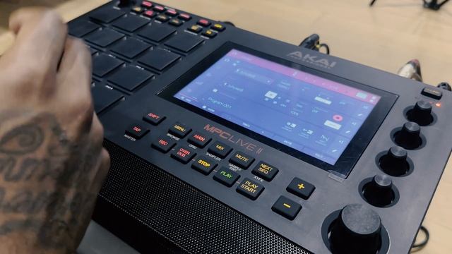 How to Sample From Your Phone on MPC Live 2 смотреть онлайн
