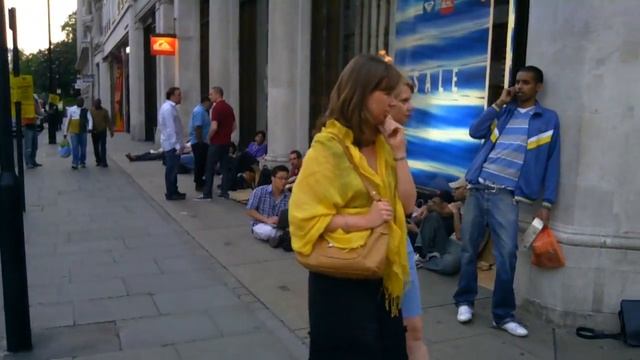 The evening before launch of the iPhone 4 at the Apple store on Regent Street, London смотреть онлайн