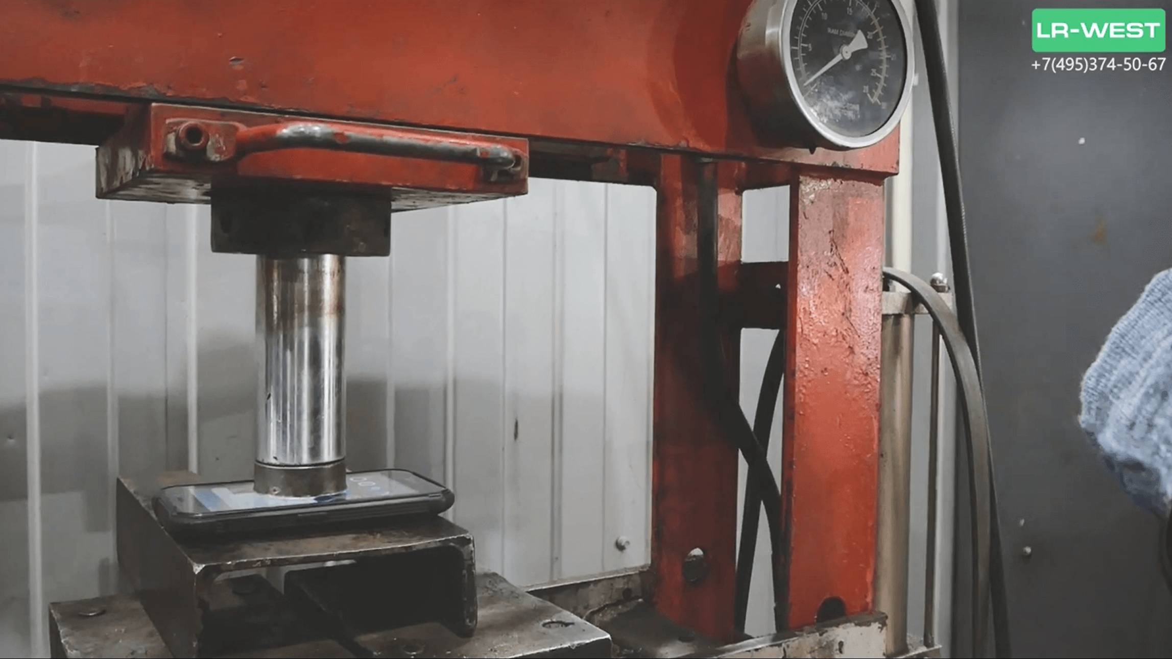 Телефон Land Rover. Жесткий тест Armor X6 в рамках сервиса. смотреть онлайн