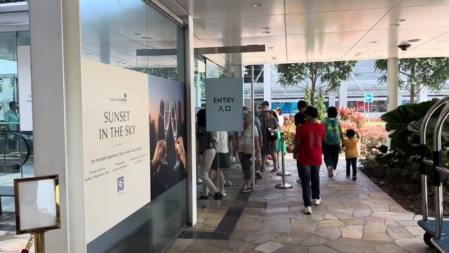 WALKING AROUND SINGAPORE - Marina Bay Sands, SkyPark Observation Deck, Gardens by the Bay (4K) смотреть онлайн