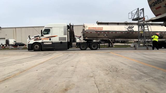 Day in the Life of A Regional Tanker Driver | She QUIT Schneider! смотреть онлайн