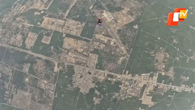 Lt Col Avnish Bajpai Who Lost His Leg In Army Ops, Skydives From 14000ft With Artificial Limb смотреть онлайн