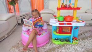 Диана и Рома - на Русском Диана готовит обед для Ромы на кухне для детей