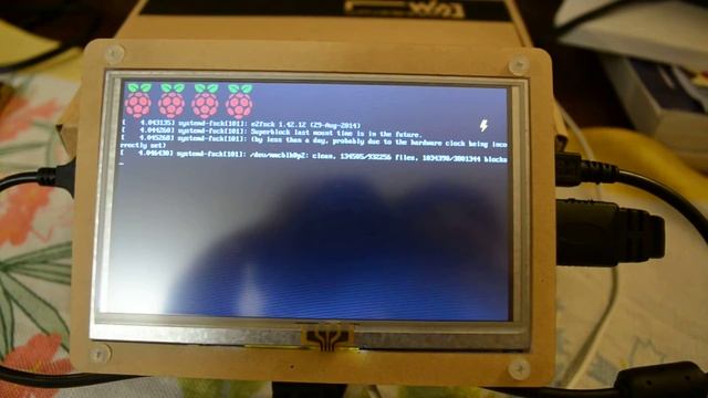 RaspberryPi 3 B with 5" touch and Raspbian Jessie смотреть онлайн