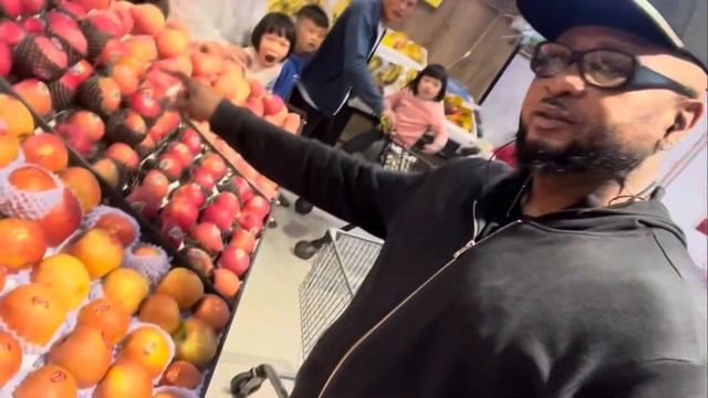 I Went Into This Spmkt To Get Apples… But Got More Than Apples смотреть онлайн