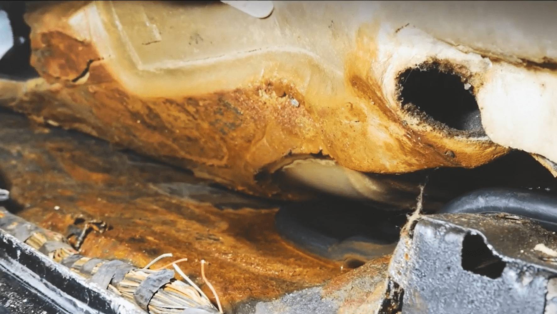 Дренажи люка Рендж Ровер Спорт и Дискавери 3/4. Вода в салоне. Неисправность электрики смотреть онлайн