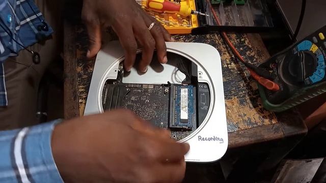 Disassembling/Opening mini Macbook computer A1347 смотреть онлайн