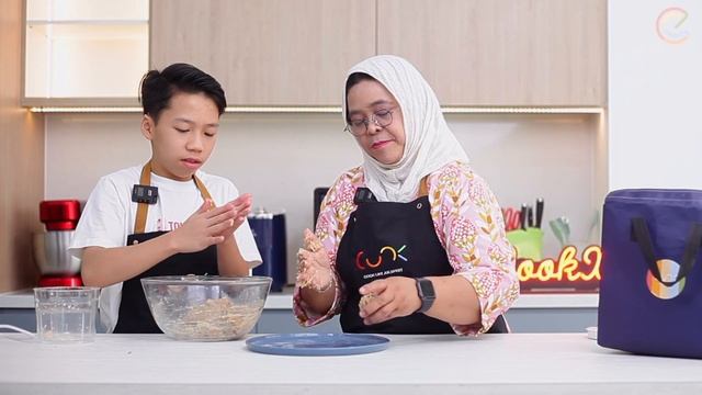 Juicy Air Fried Chicken Sultana Meatballs! смотреть онлайн