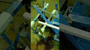 Задняя сцепка на мини трактор и её работа в действии.