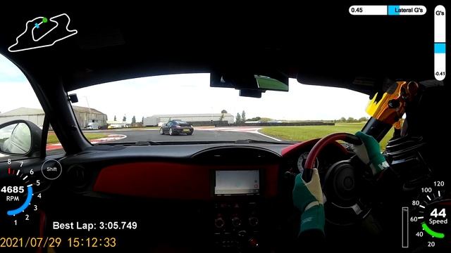 GT86 chasing after a 911 Turbo at Bedford 29/07/21 смотреть онлайн