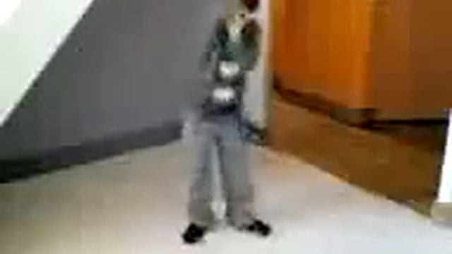 Мальчик танцует!))))