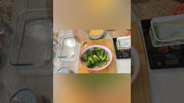 Омлет с курицей, брокколи и морковью.