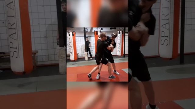 Встречный вход на укол и порез шеи. Ножевой бой. #shorts