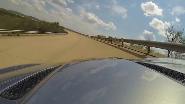 Extreme driving as amateur driver takes Jaguar F-type to over 240km/h смотреть онлайн