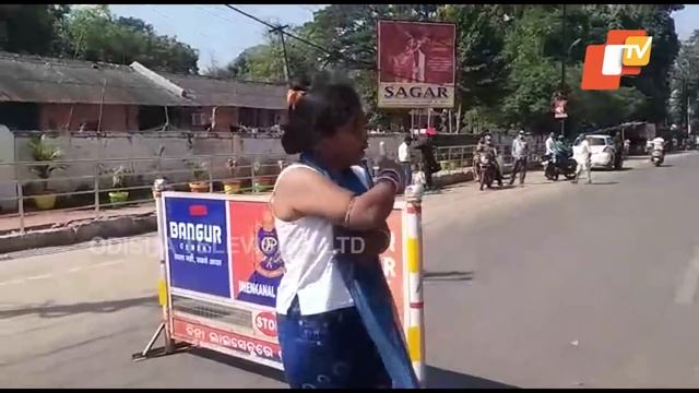 Dhenkanal Woman Accuse Neighbour Of Sexual Harassment смотреть онлайн