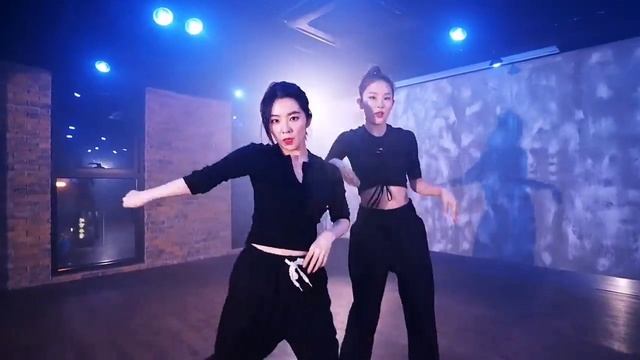 Red Velvet - IRENE & SEULGI '놀이 (Naughty)' Mirror Dance