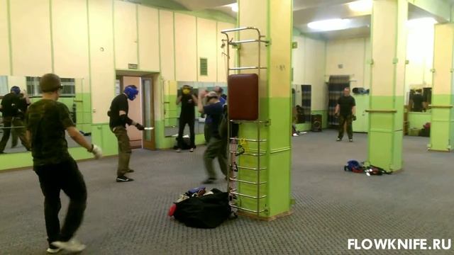 Ножевой бой: нож против группы, спарринг смотреть онлайн