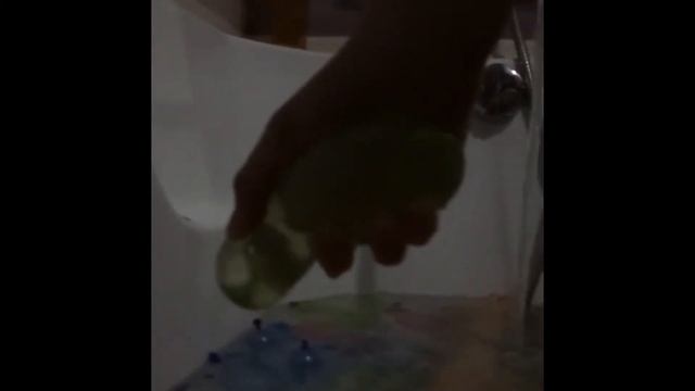 Эксперимент погружение в ванную с воздушными шариками заполненные холодной ❄️водой💦 смотреть онлайн