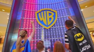 Диана и Рома с родителями весело проводят время в парке развлечений Warner Bros. World в Абу-Даби