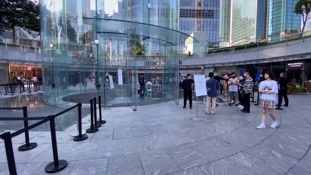 Shanghai Lujiazui Apple Store iPhone13 on the first day of sale смотреть онлайн