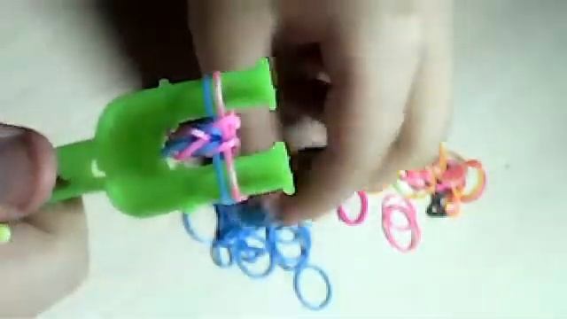 Как плести браслет из резинок??(Рыбий хвостик).