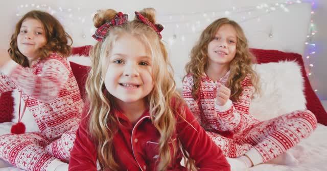 Диана и Рома новый год Diana and Roma - Christmas with My Friends - Kids Song (Official Video) смотреть онлайн