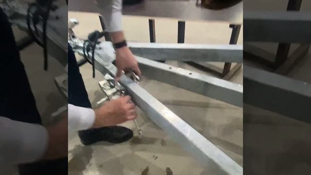 Устанавливаем опорное колесо на прицеп