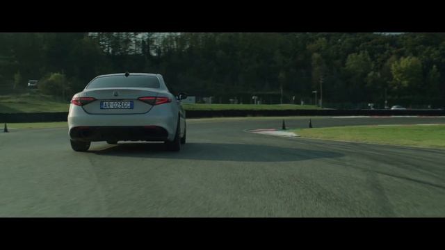 2023 Alfa Romeo Stelvio & Alfa Romeo Giulia смотреть онлайн