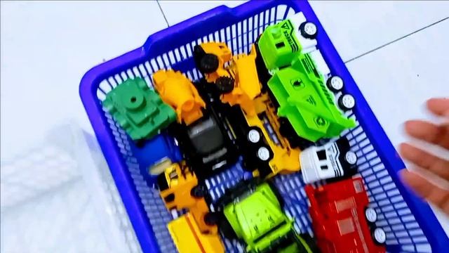 Грузовик Тема и город машин. Скорая, полиция, автовоз и дорожные знаки. Мультики про машинки смотреть онлайн