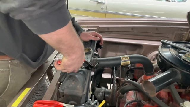 Chris' 1962 Plymouth Fury - underhood inspection, radiator & carb leaks, underhood disassembly смотреть онлайн