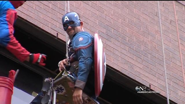 Window-washing superhero team brings smiles at children's hospital смотреть онлайн
