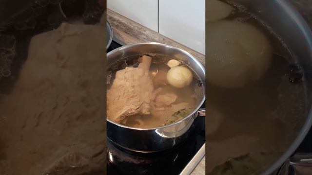 Третий час варится говядина. #food #meat #beef #бульон смотреть онлайн