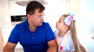 Диана играет с куклами Kindi Kids