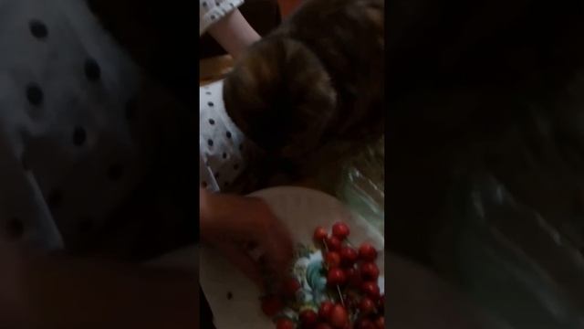 Кошка ест вишню смотреть онлайн