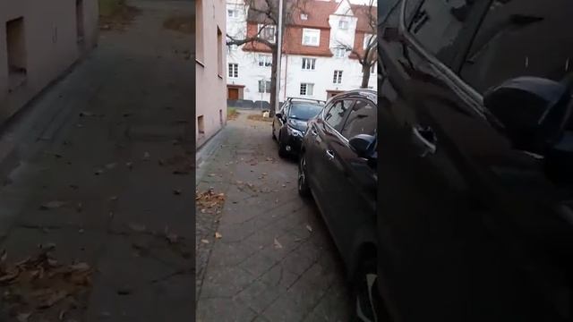 Возвращение домой с работы в сопровождении музыки.