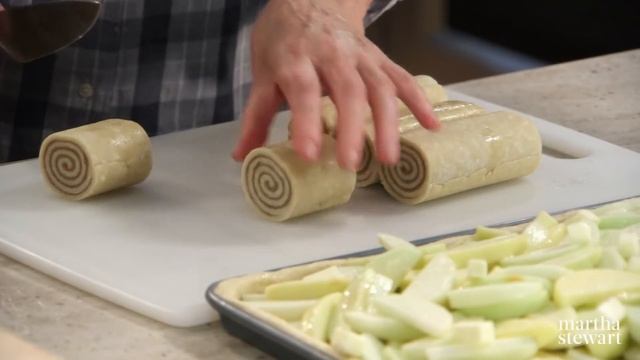Martha Stewart Makes 3 Apple Recipes | Martha Bakes S11E2 "Apples" смотреть онлайн
