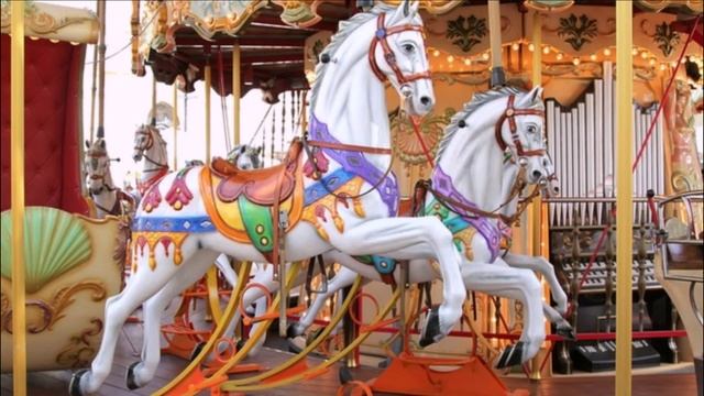 ВЕТЕР КРУЖИТ КАРУСЕЛИ