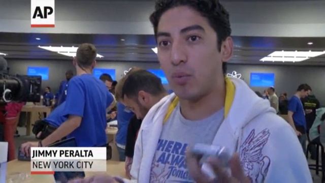 Hundreds Turn Out to Purchase New IPhone in NY смотреть онлайн