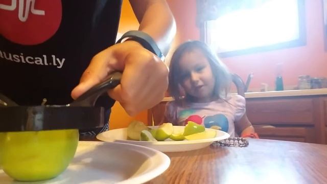 Cutting apples with my sister 😀😁🍎 смотреть онлайн