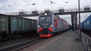 Электровоз 3ЭС5К-1566 с приветливым помощником.