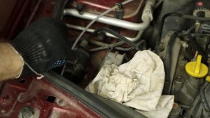 Замена топливного фильтра под капотом Duster