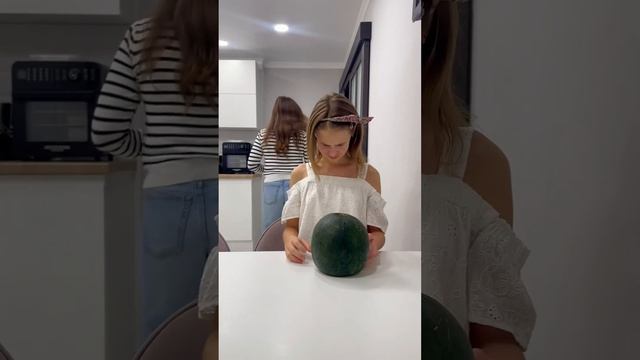 Короче говоря Алинка спрятала Coca Cola в арбуз #shortsFunny video by Alinka Malinka TV смотреть онлайн