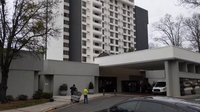 Tesla destination charger at Crowne Plaza hotel Charlotte смотреть онлайн