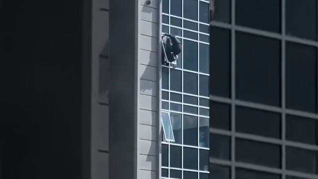 Climbing Out Of An Eighth Floor Window To Save A Kid смотреть онлайн