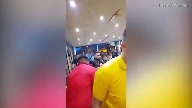 Shocked diners dodge flying plates and chairs in restaurant brawl смотреть онлайн
