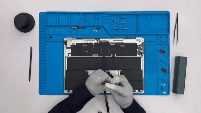 MacBook Air M2 15 inch Teardown A2941 - 2023 Model смотреть онлайн