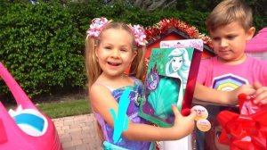 Диана и Рома - Рождественская история про подарки для Принцесс