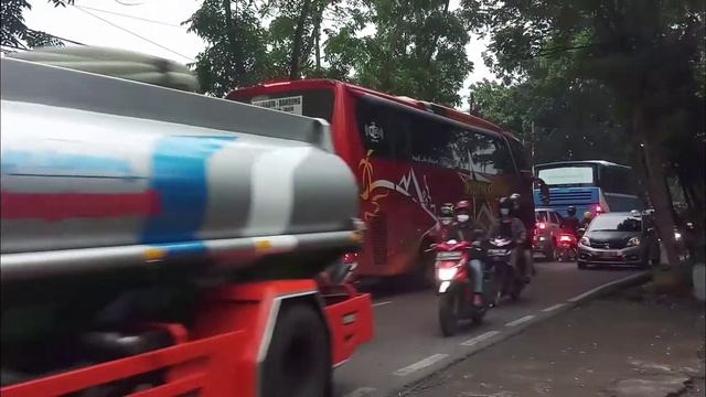 bus budiman,bus damri dan bus sugeng rahayu kena macet смотреть онлайн
