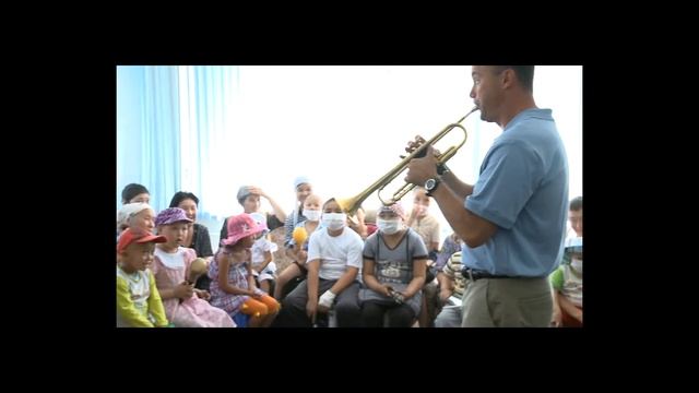 Members of "Blue Hawk" cheer up young cancer patients смотреть онлайн