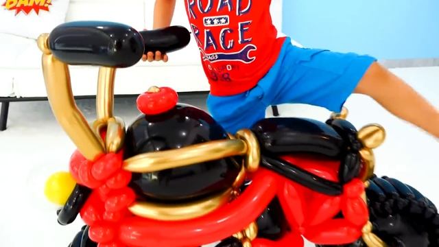 Vlad và Nikita giả vờ chơi với xe đồ chơi từ bóng bay смотреть онлайн